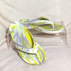 Unisex Iconic Comfort Crocs Marbled Flip Flops - Men's 4/Women's 6,‎ Runs Large